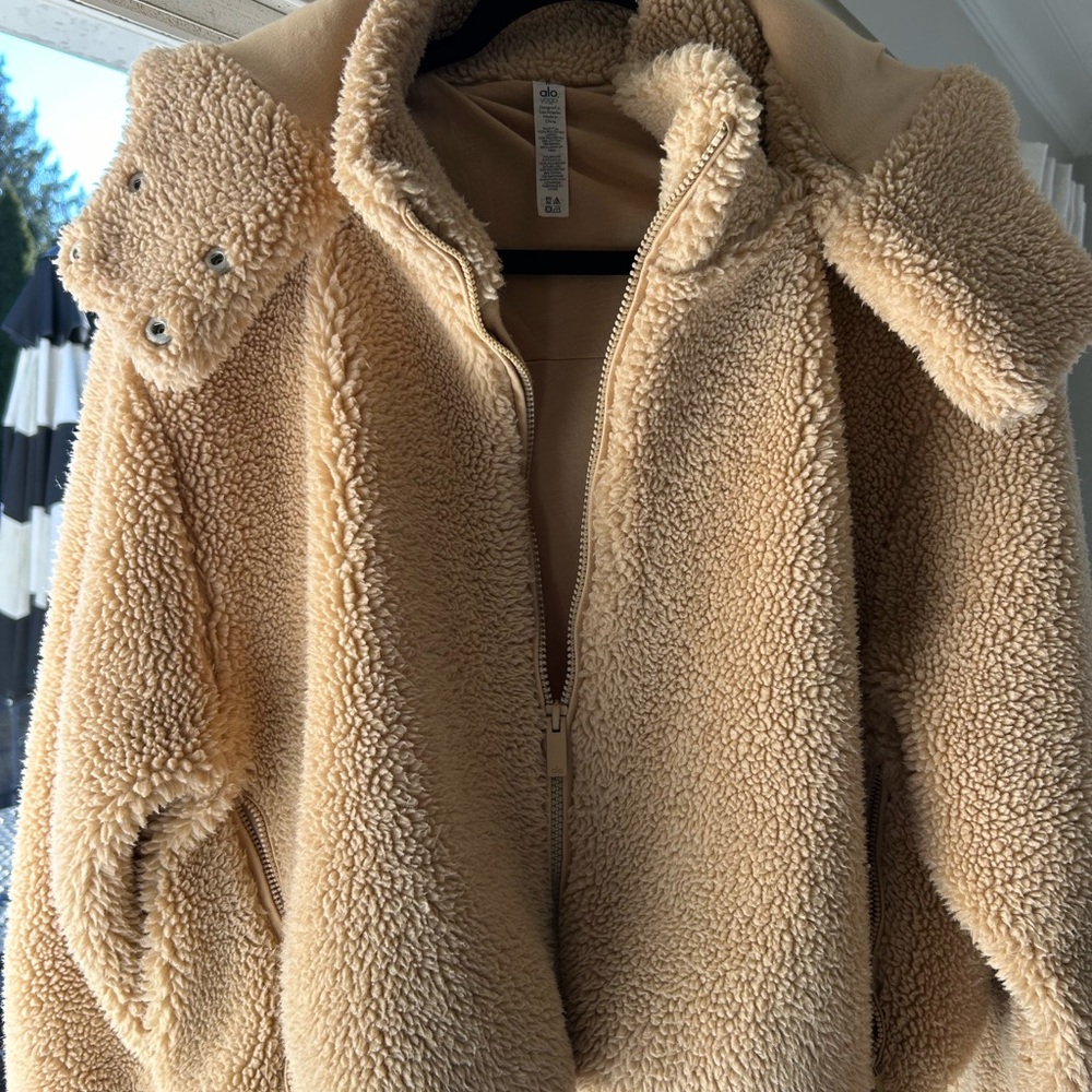 ALO Yoga Foxy Sherpa Jacket - Picture 3 of 12